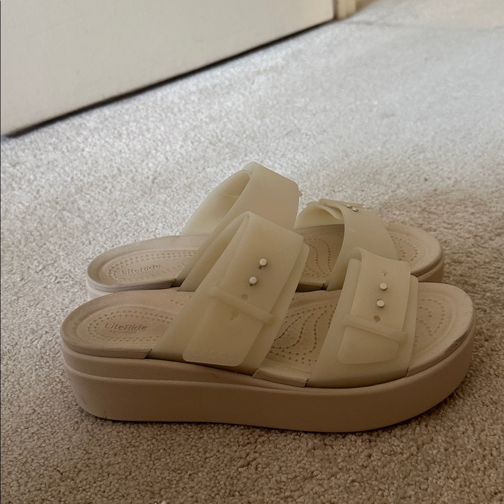Crocs Brooklyn Buckle Low Wedge - Picture 3 of 8